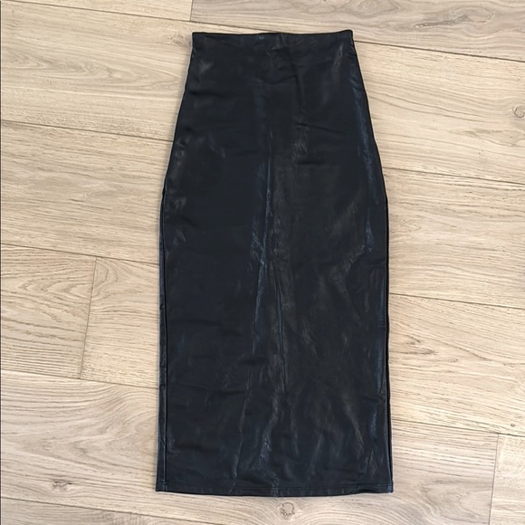 Commando back slit skirt - Picture 1 of 3